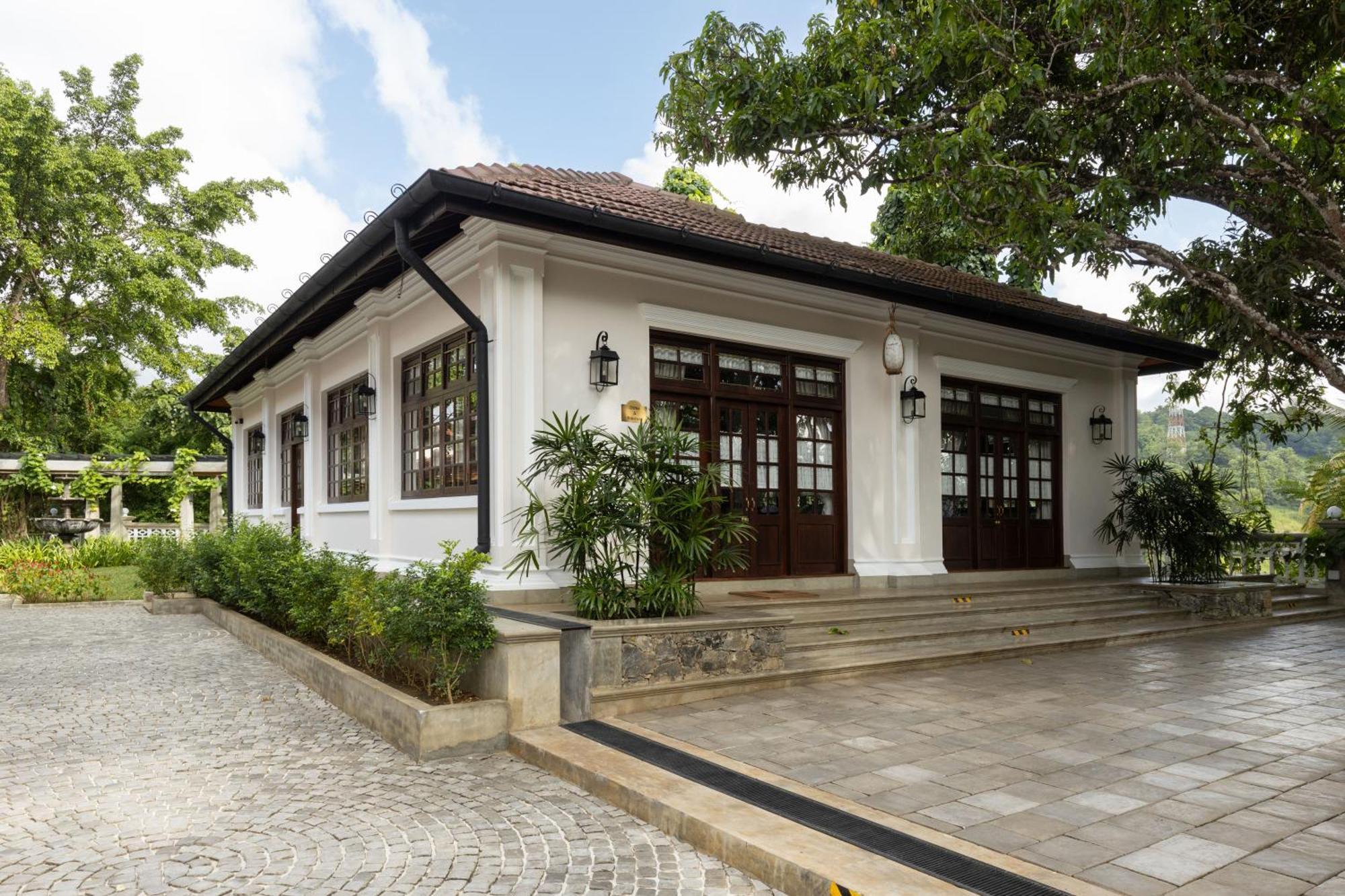 The Grand Walawwa Hotel Pinnawala  Exterior photo